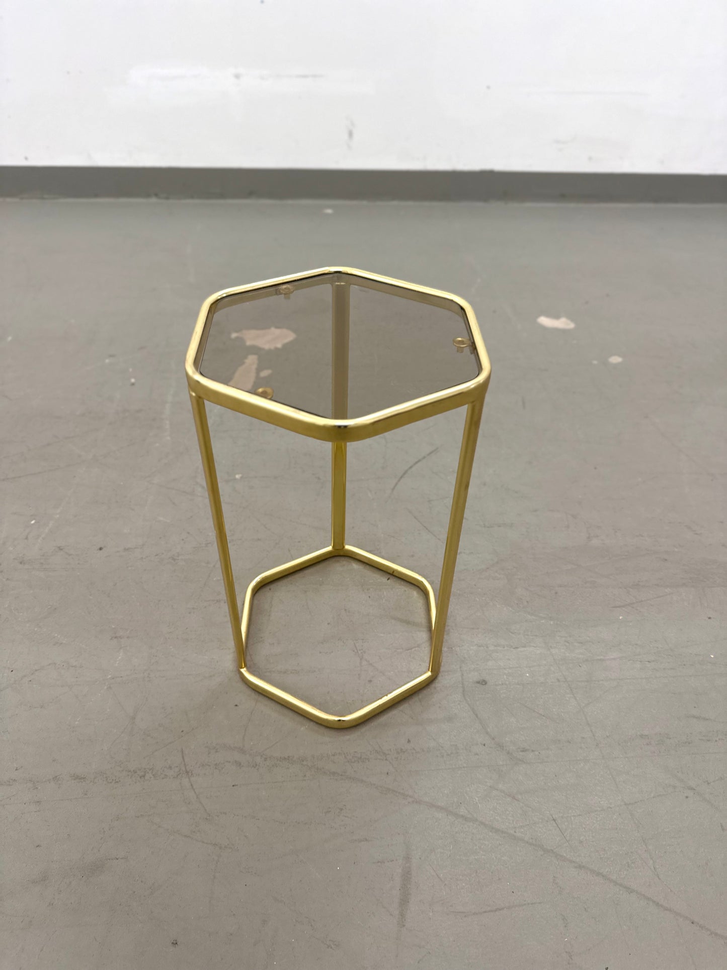 Goldfarbener Beistelltisch mit Rauchglasplatte