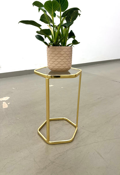 Goldfarbener Beistelltisch mit Rauchglasplatte