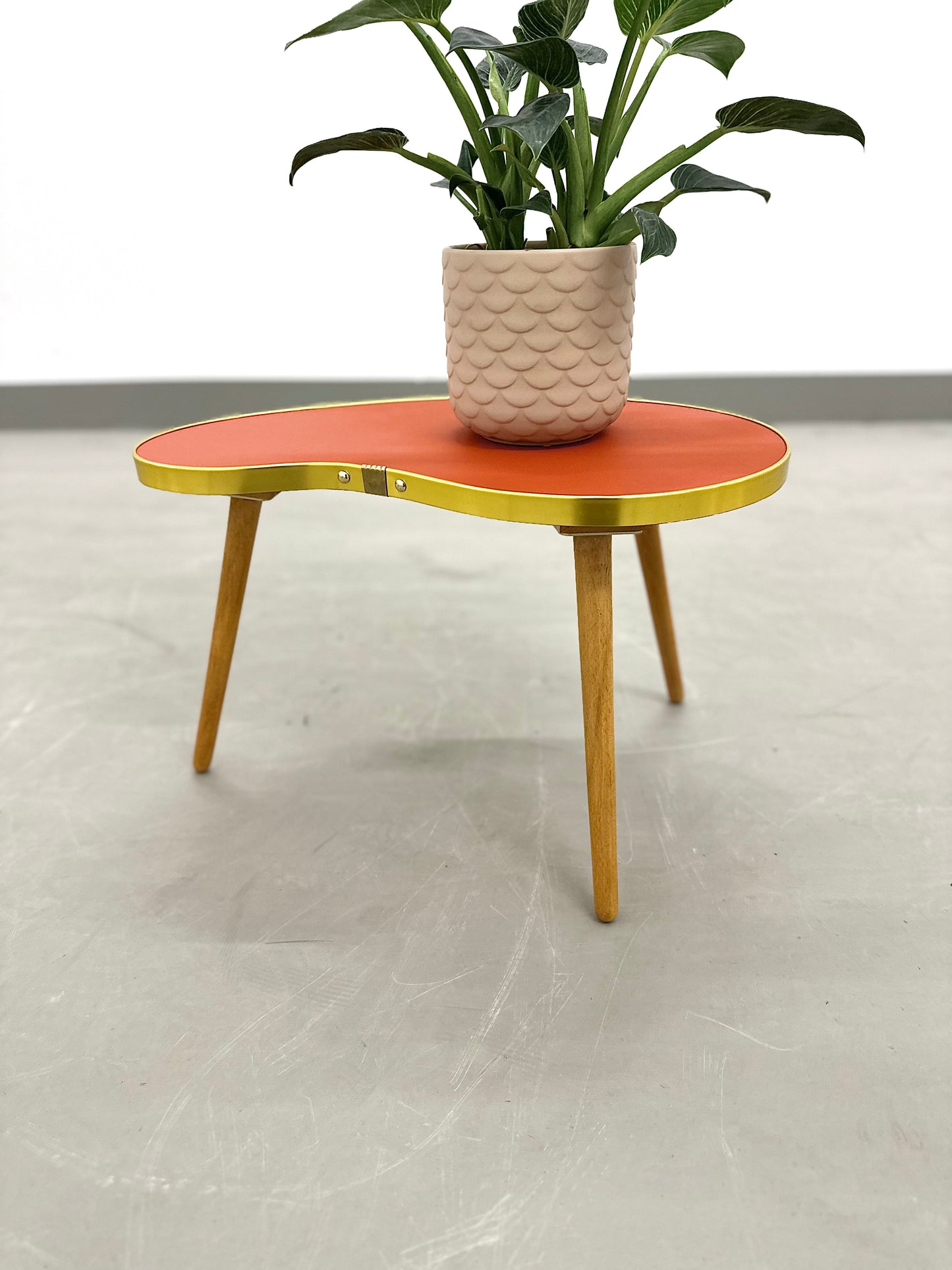 Nierentisch im Mid Century Stil