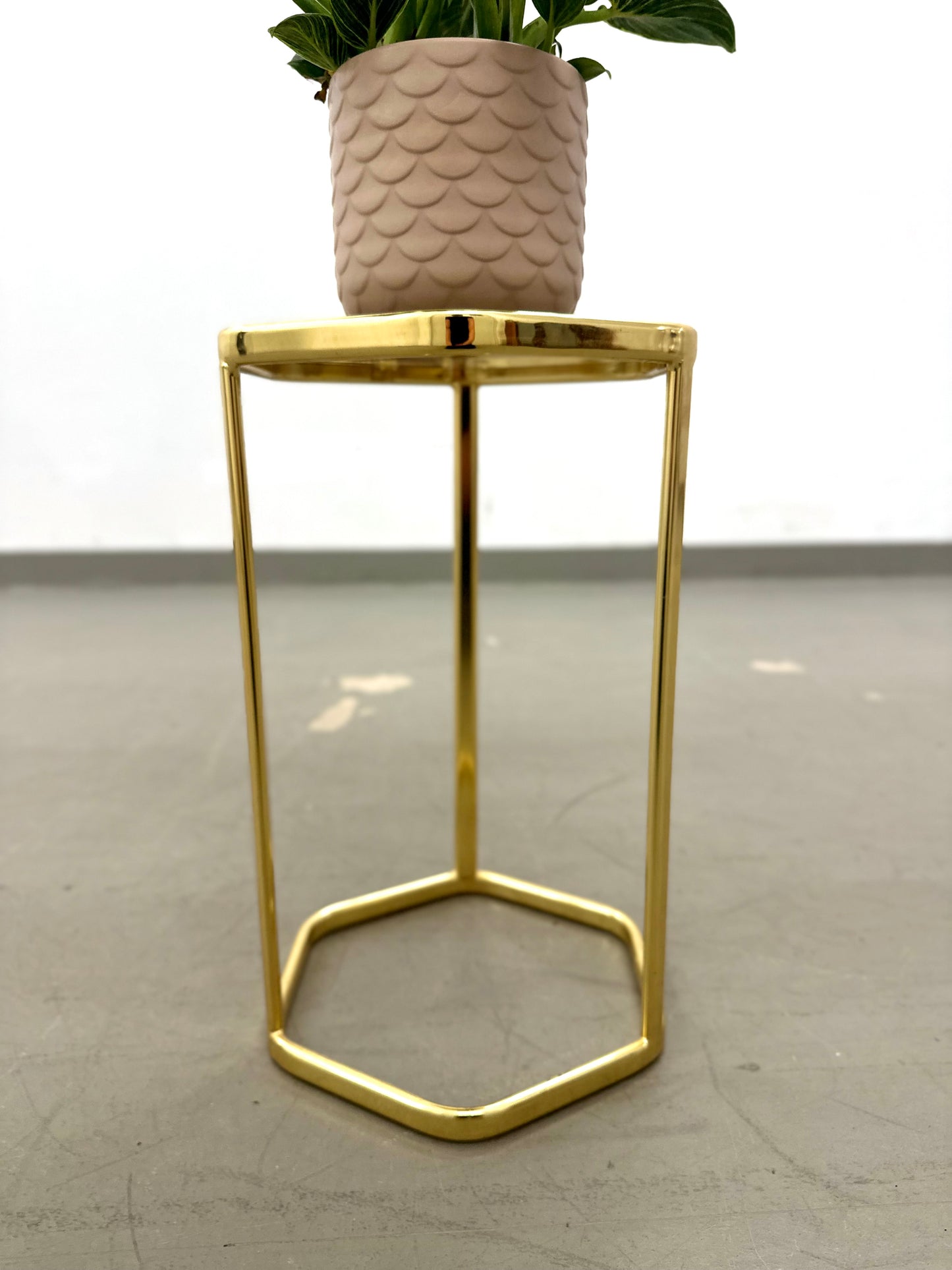 Goldfarbener Beistelltisch mit Rauchglasplatte