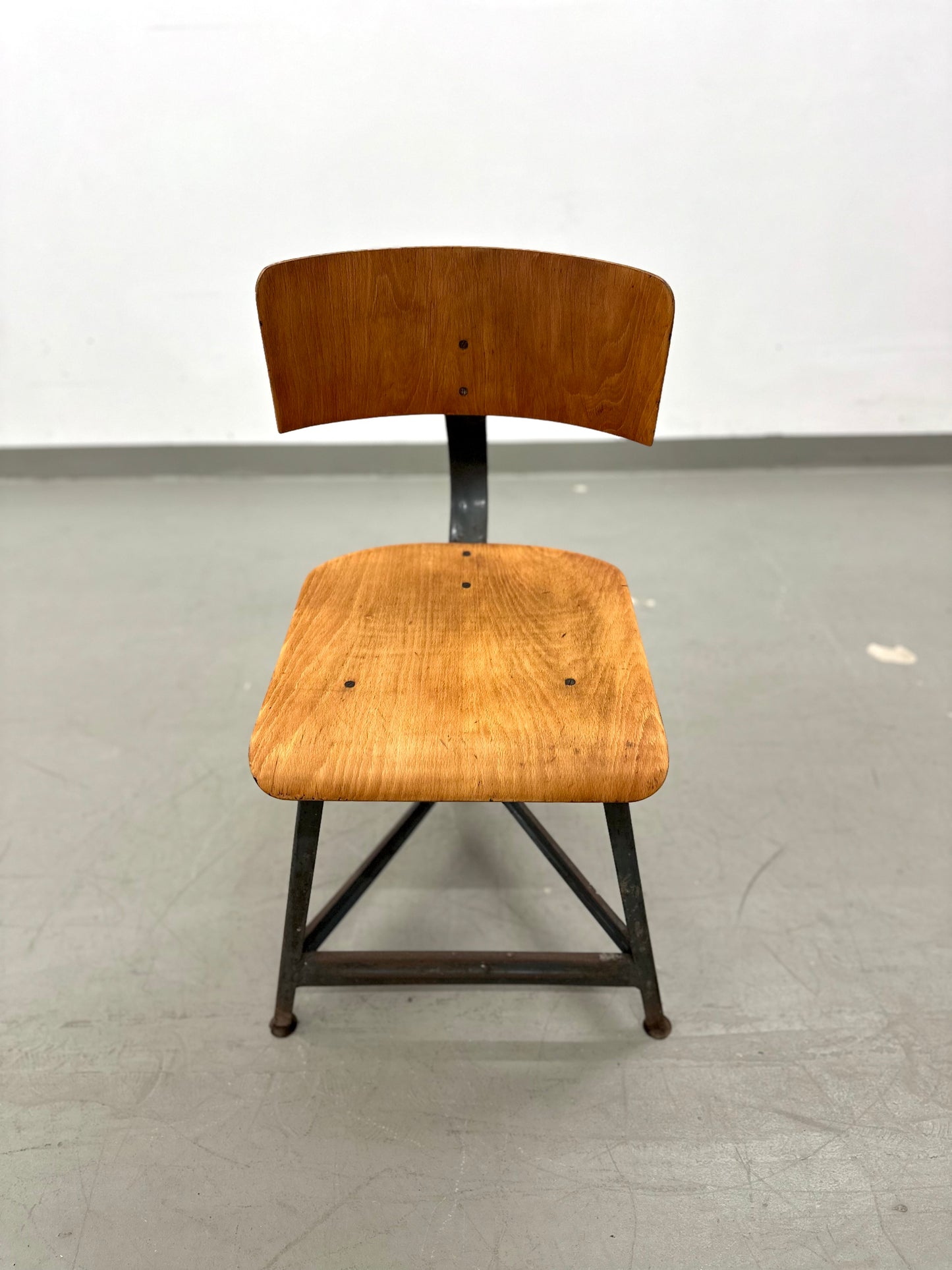Industrieller Vintage-Stuhl – Holz & Stahl, Mid-Century Design