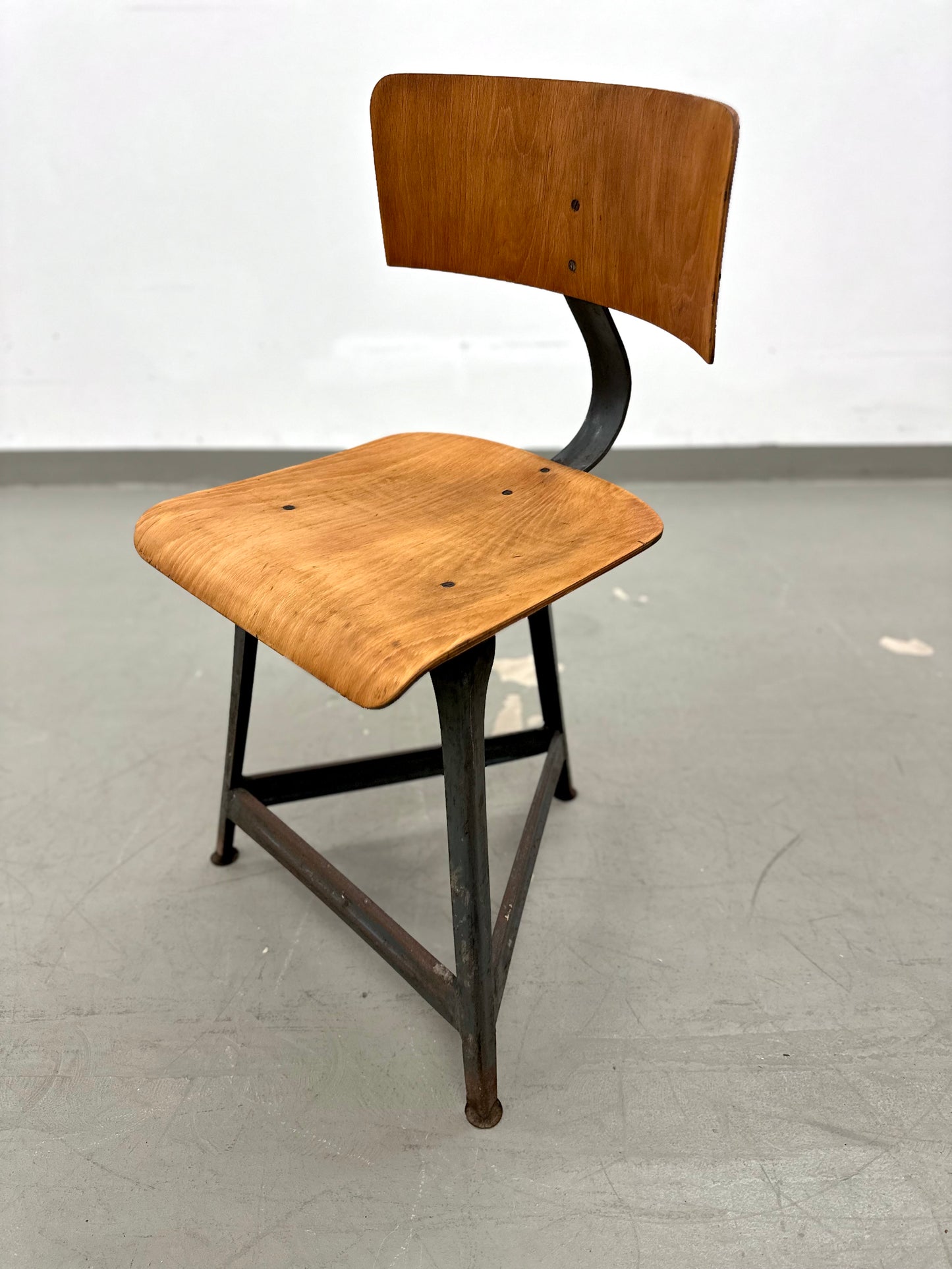 Industrieller Vintage-Stuhl – Holz & Stahl, Mid-Century Design
