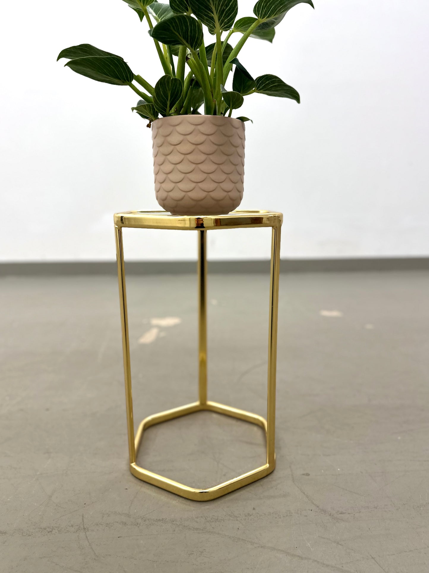 Goldfarbener Beistelltisch mit Rauchglasplatte