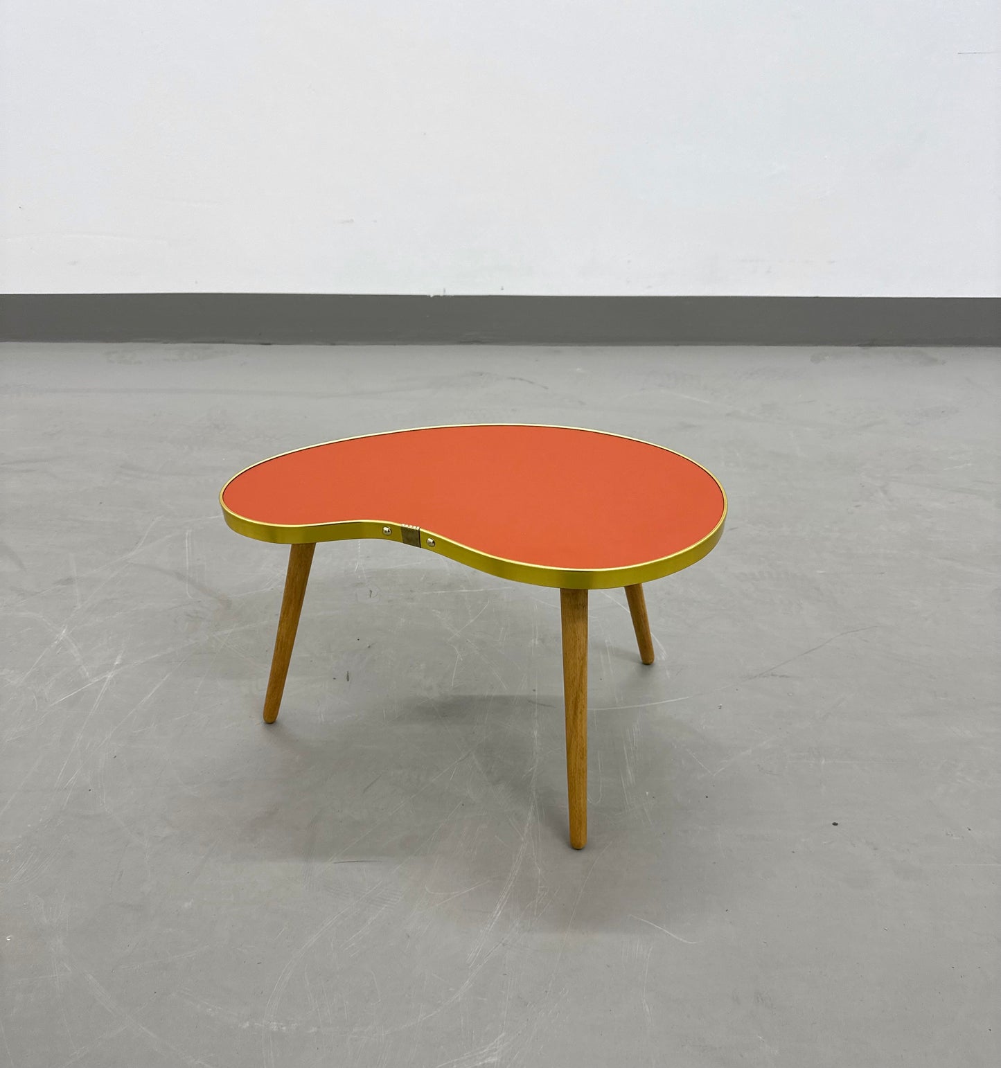 Nierentisch im Mid Century Stil