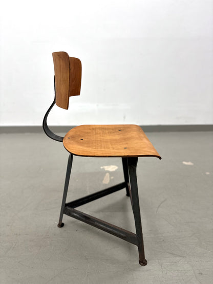 Industrieller Vintage-Stuhl – Holz & Stahl, Mid-Century Design