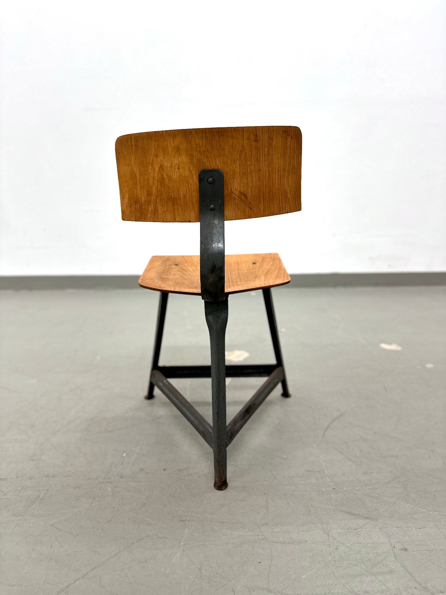 Industrieller Vintage-Stuhl – Holz & Stahl, Mid-Century Design