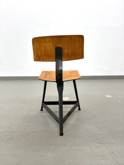 Industrieller Vintage-Stuhl – Holz & Stahl, Mid-Century Design