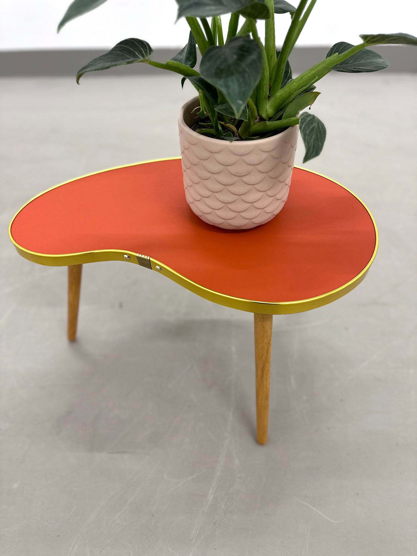 Nierentisch im Mid Century Stil