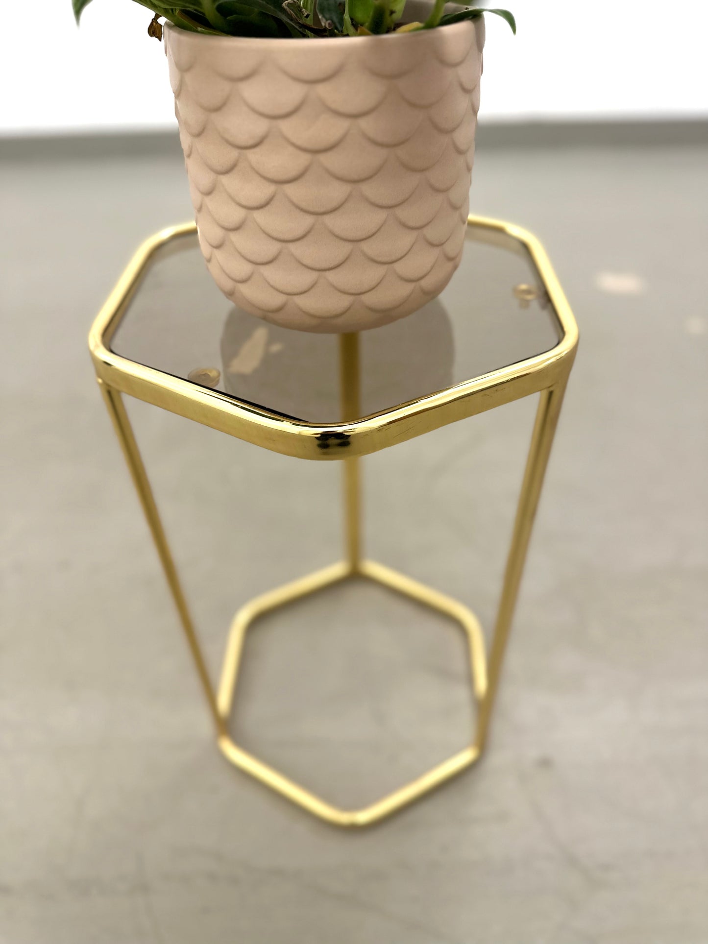 Goldfarbener Beistelltisch mit Rauchglasplatte