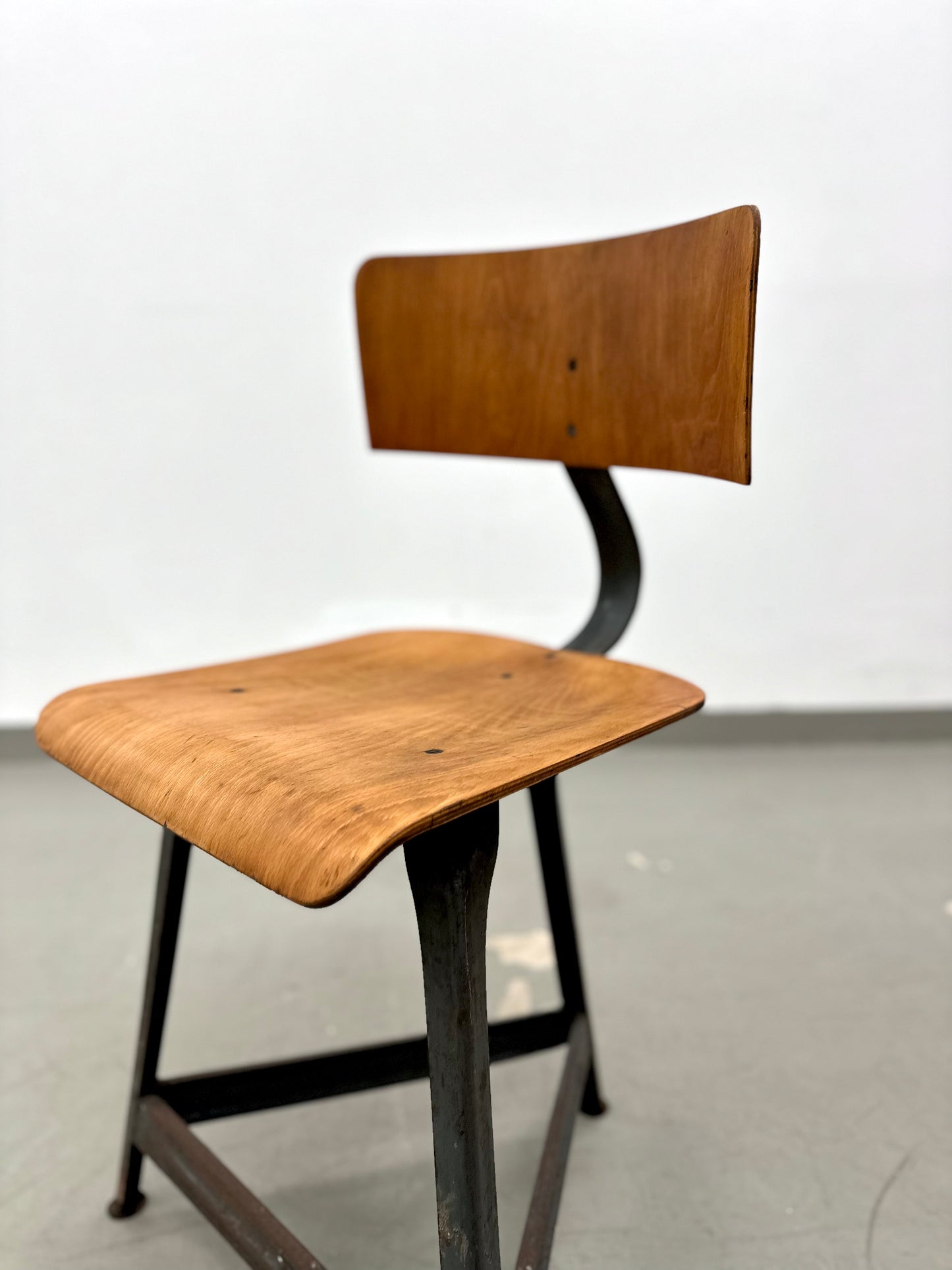 Industrieller Vintage-Stuhl – Holz & Stahl, Mid-Century Design